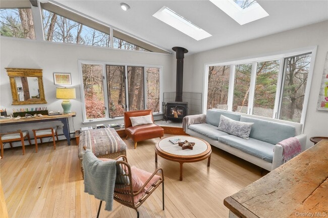 Building Photo - 20 Cedar Rd E