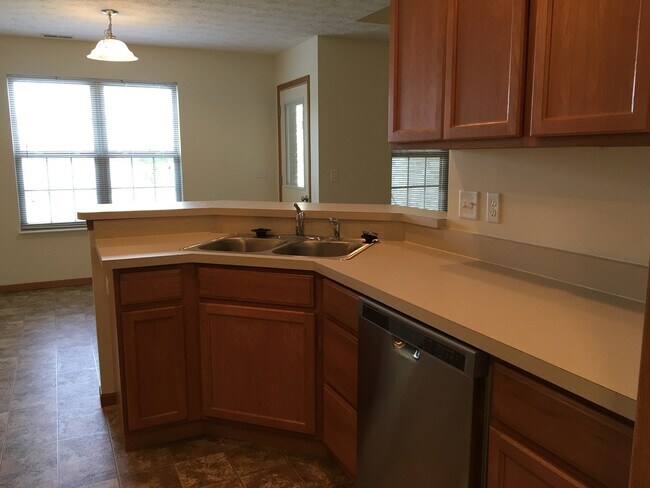 Building Photo - Laurel Creek Apts, 2225/2227 Shamrock Ln