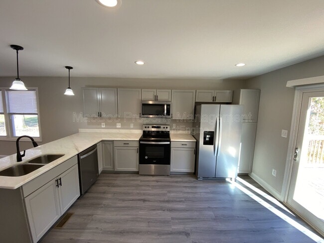 Building Photo - 77 Lakeview Dr