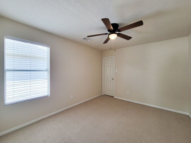 Building Photo - Well-Maintained Home with Spacious Layout ...