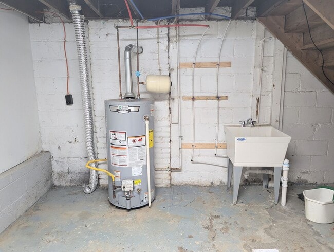 Building Photo - 2 Bedroom 1.5 Bathroom Single Family Home ...