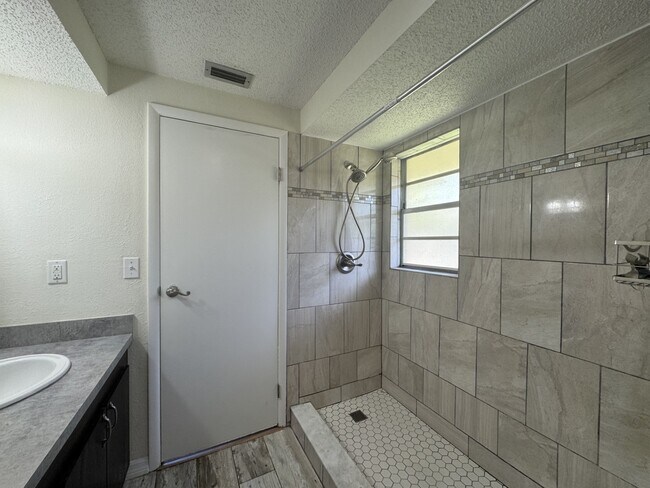 Building Photo - 129 Algiers Dr