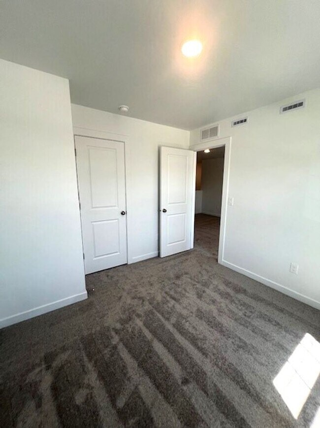 Building Photo - Newer 4 bed 2.5 bath home in Caldwell, just off Middleton Rd and Ward Rd.