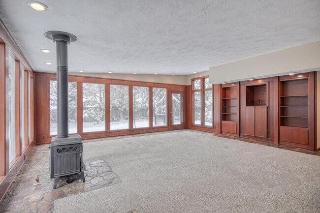 Building Photo - 225 E 25th St