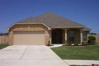 Building Photo - 1104 Saddle Ct