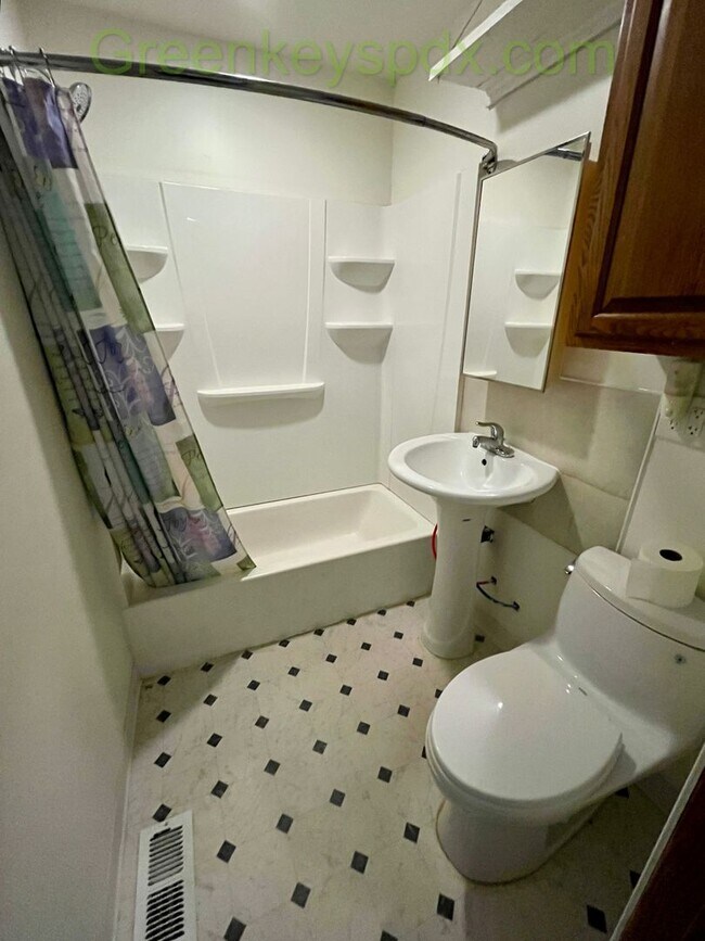 Building Photo - 2-Bedroom, 1-Bathroom Unit Available in Multiplex Near Downtown Hillsboro