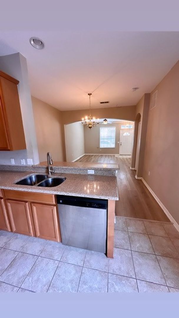 Building Photo - 3/2 with loft Windermere Town home in Summerport! 2 car garage! June 10, 2026!
