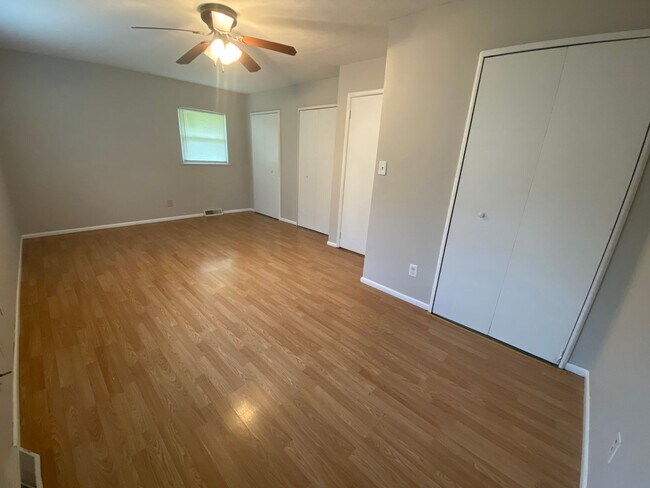 Building Photo - 845 Middle Dr
