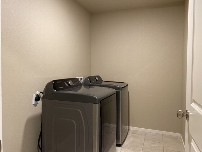 Building Photo - $300 Off 1st Month if Lease Starts by 5/1!