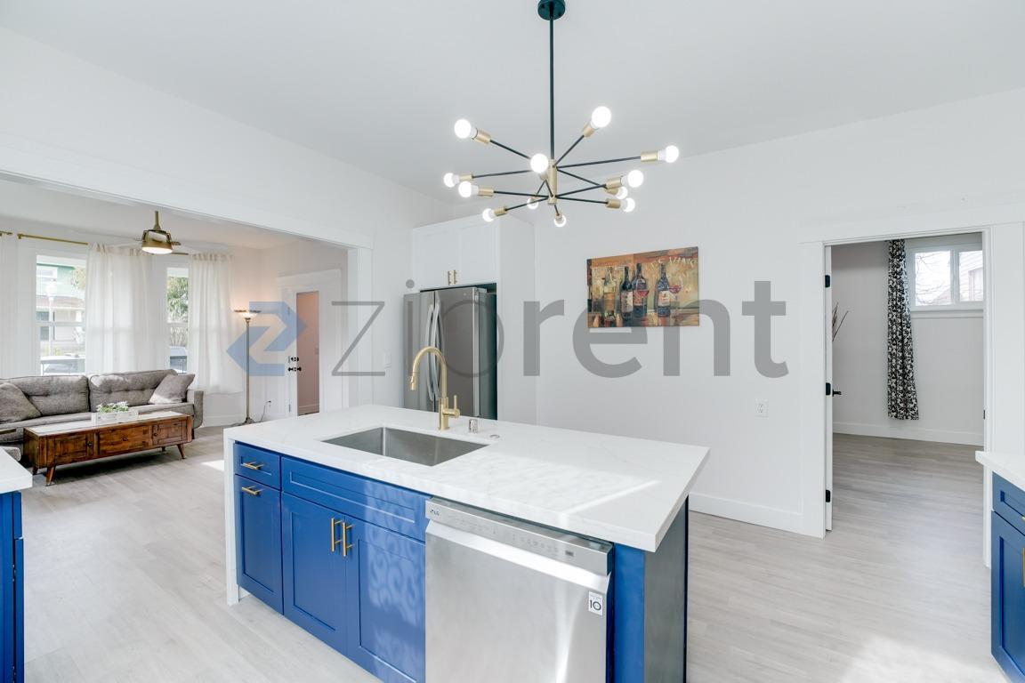 Building Photo - 907 S Ainsworth Ave