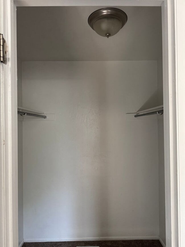 Building Photo - Beautiful 4-Bedroom, 2-Bath Home with Clas...