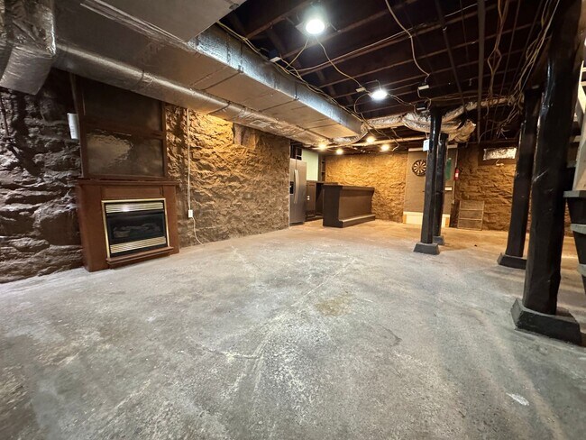 Building Photo - 5 Bedroom Home Between 12 South and Oak Hill