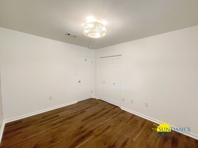 Building Photo - Updated 3-Bedroom Home in desirable Kenwood neighborhood!