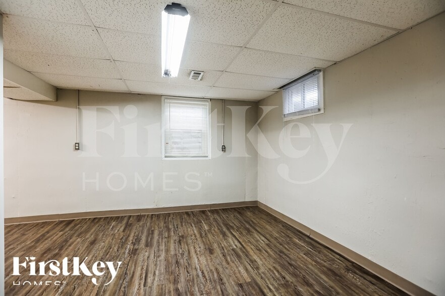 Building Photo - 10508 East 33rd Terrace S