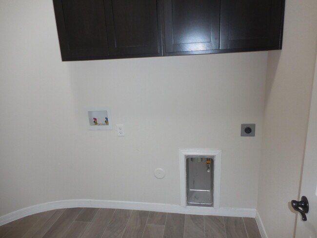 Building Photo - 213 Epsom Dr