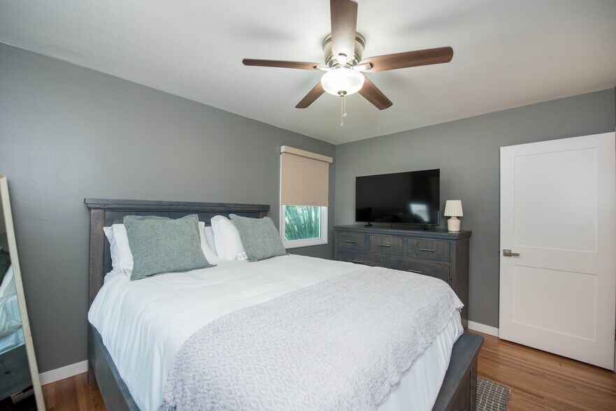 Building Photo - 250 N Clark St