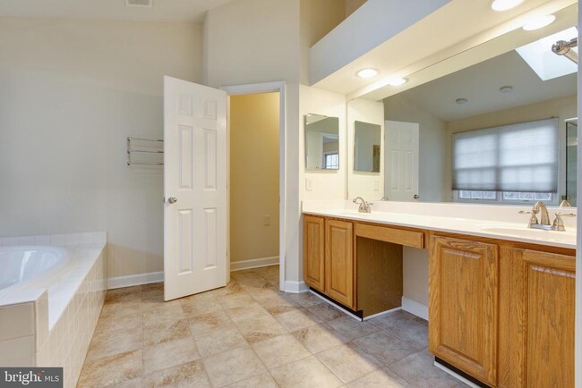 Building Photo - 8627 Trail View Dr