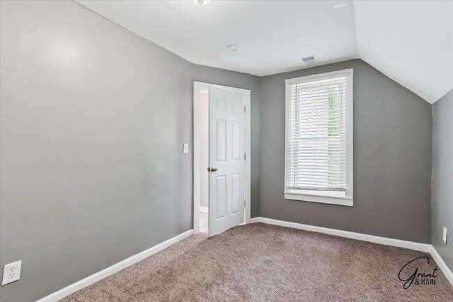 Building Photo - 6 bedroom 2 bath $2350
