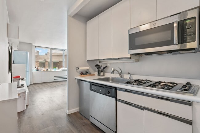 Building Photo - 500 W 43rd St