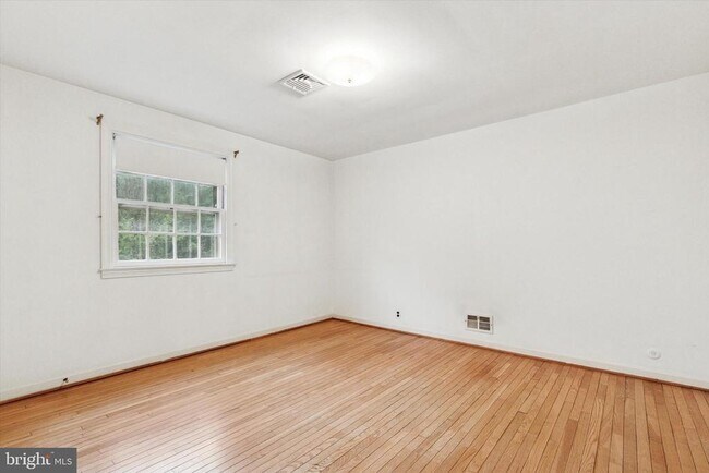 Building Photo - 1042 Tenby Rd