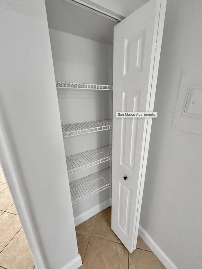 Building Photo - ? Beautiful remodeled 2-bed / 1-bath apartment.