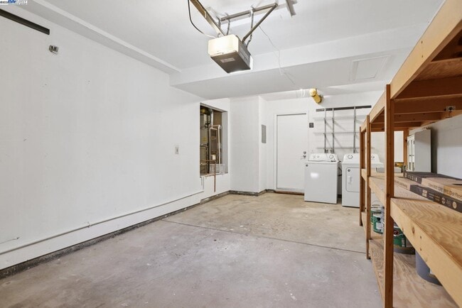 Building Photo - 2039 Alexander Ct