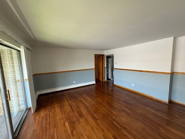 Building Photo - 3014 W 59th St