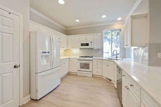 Building Photo - 10657 SW Adele Dr