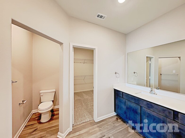 Building Photo - 900 Clark Dr