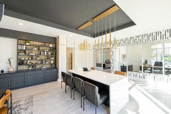 Building Photo - 425 W Trade St