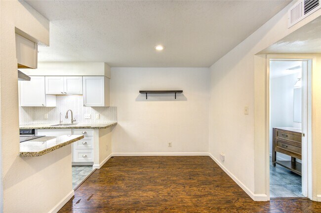 Building Photo - 2120 Wilcrest Dr