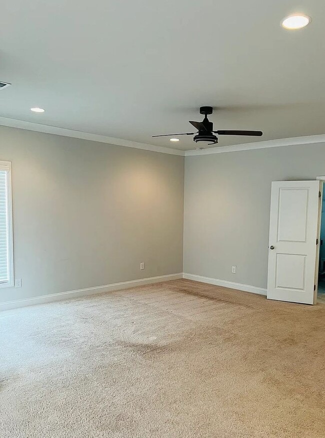 Building Photo - Charming 3BR/2.5BA Townhome located in Cab...