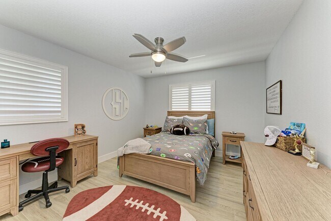 Building Photo - Furnished/Unfurnished ** Annual Rental ** Available 5/1/26 ** 4 Bed/2 Bath Single Family Home ** ...