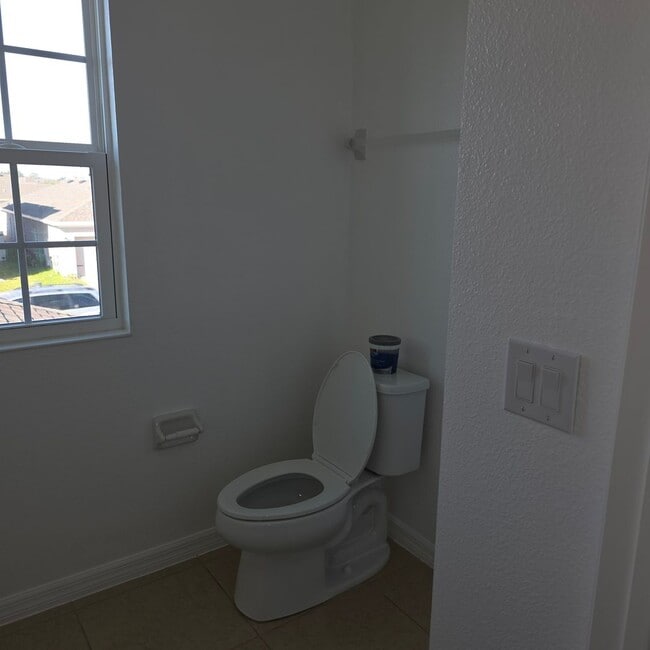 Building Photo - 4 Bedrooms, 2.5 Bathrooms Singe family home