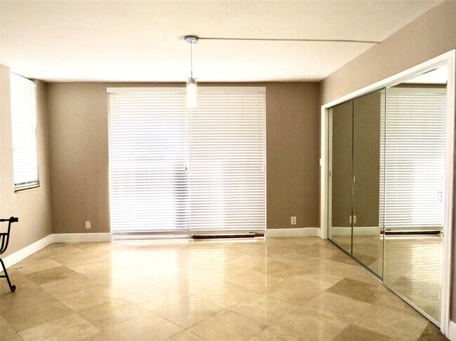 Building Photo - 2601 S Palm Aire Dr