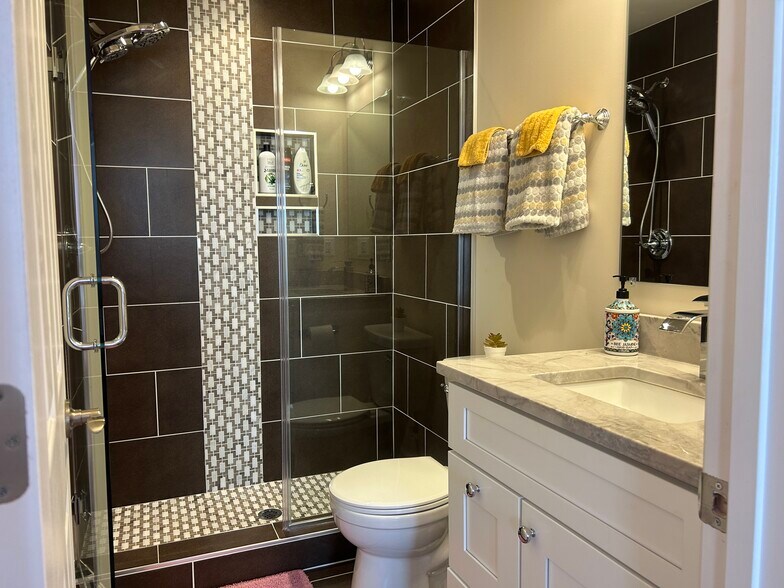 En-suite bathroom - 15514 Compton Rd