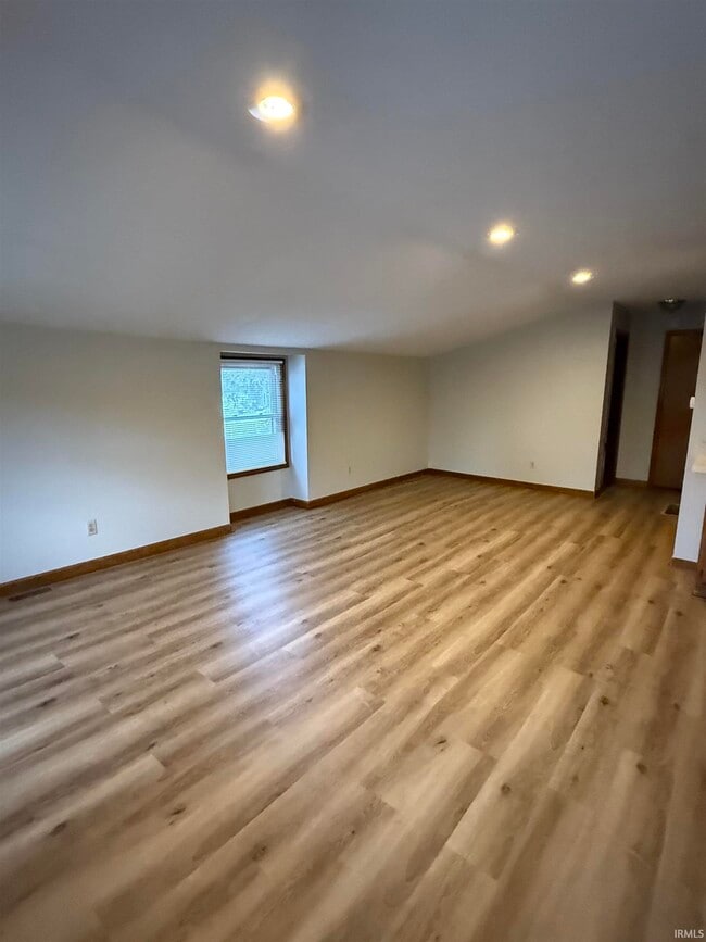 Building Photo - 1024 W Country Club Dr