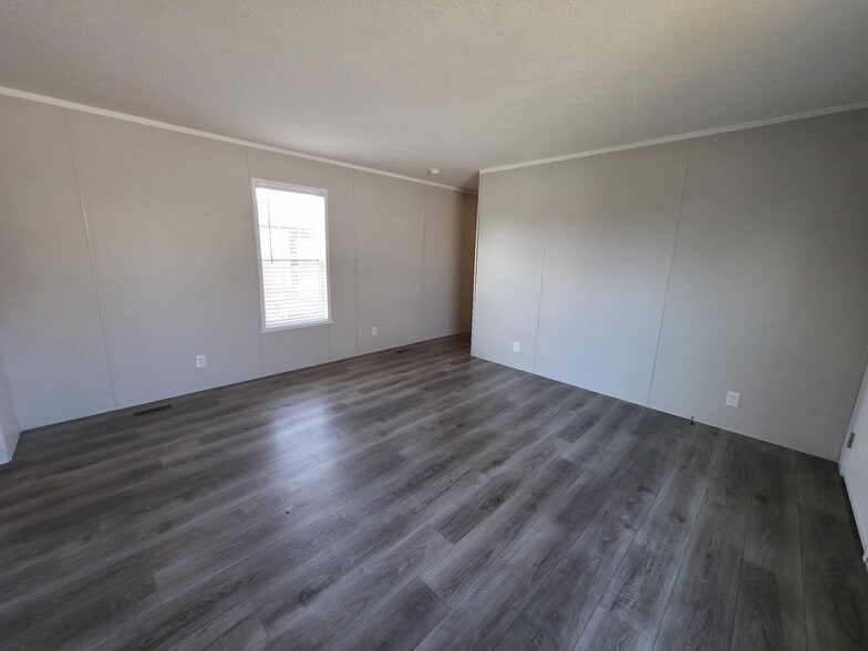 Building Photo - 1404 W Commodore Blvd