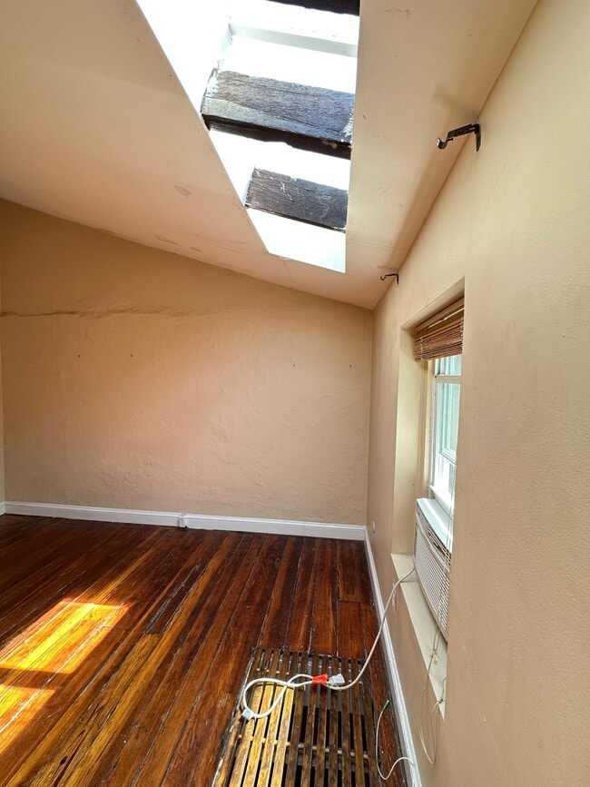 Building Photo - 623 American#F