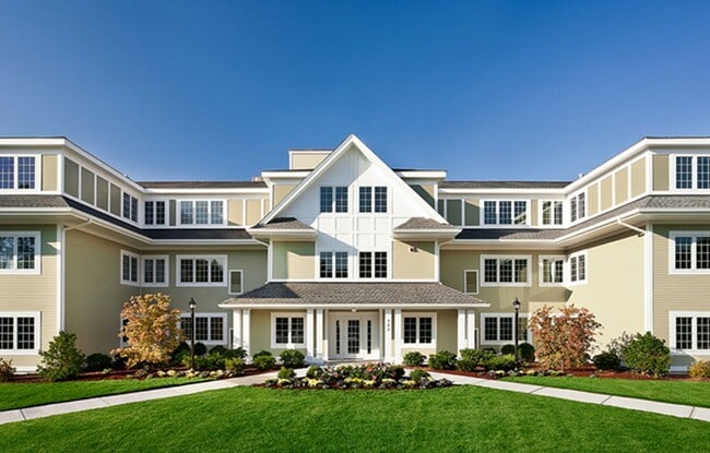 Building Photo - 2BR/1Bth unit in professionally managed complex, Heat/Hot Water included. Gym, pool, balcony