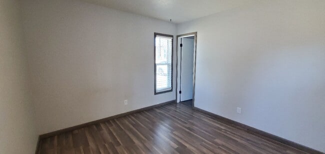 Building Photo - 5 Bedroom Updated Home