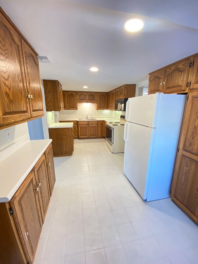 Building Photo - 2409 Omro Rd