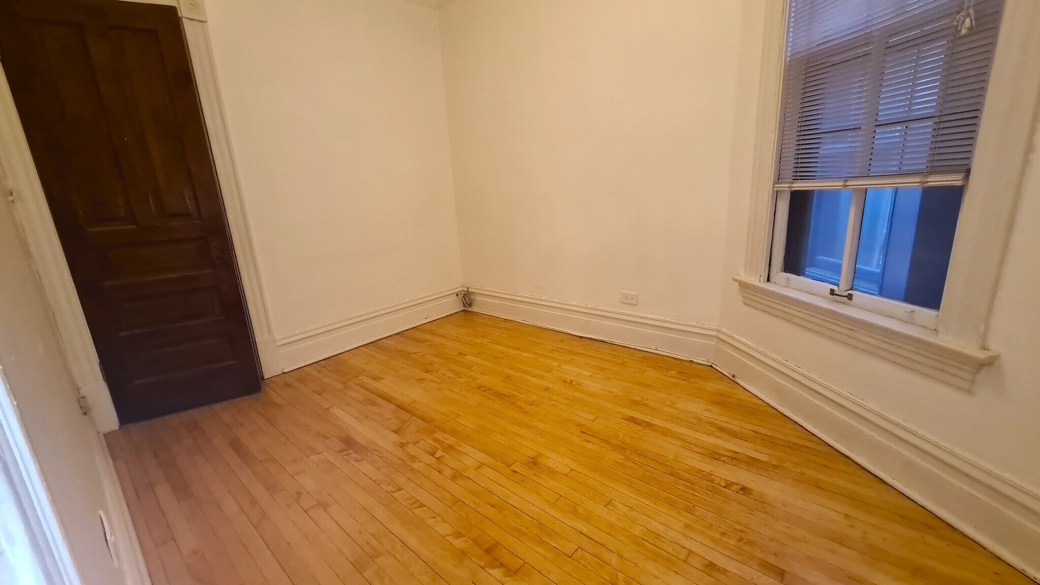 Building Photo - 833 W Newport Ave