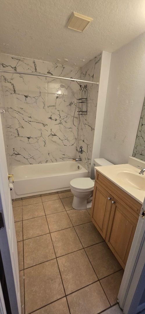 Building Photo - Huge Three Bedroom- 2 bath + den, 2 car ga...