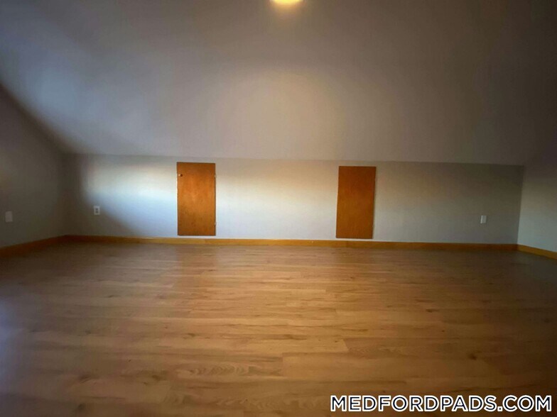 Building Photo - 60 Pinkert St