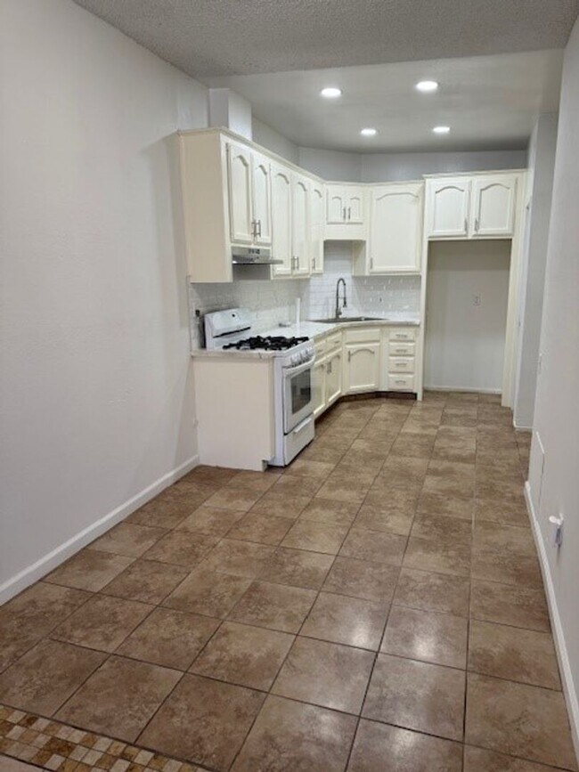 Building Photo - Sampson Ct #B