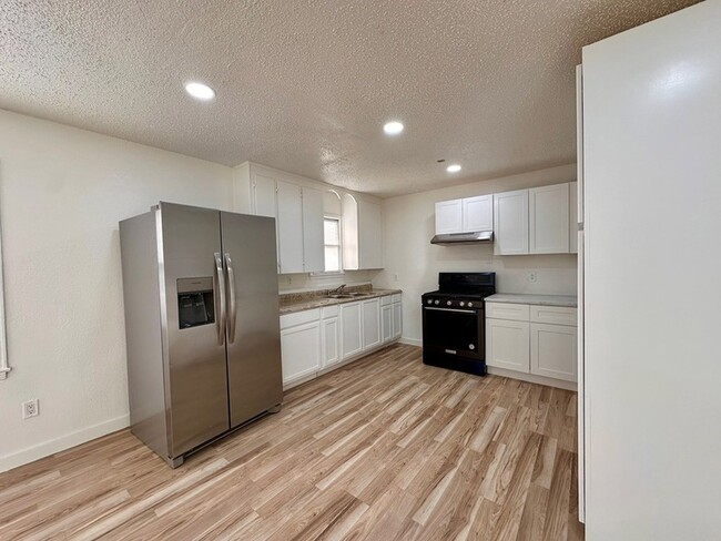 Building Photo - 3120 Chestnut Ave