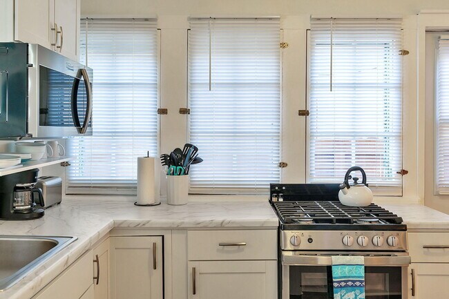 Building Photo - 118 S J St