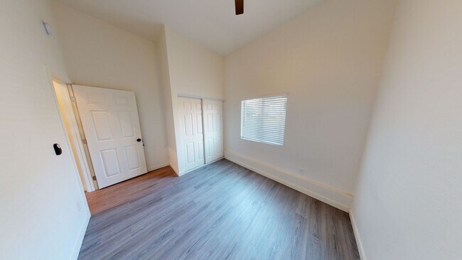 Building Photo - HUGE 8BD/4BA House on Mary Lane Dr!! POOL!...