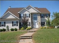 Building Photo - Stunning Home with Private Pool in Manchester